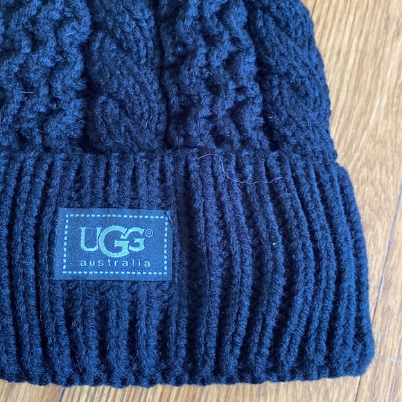 Black cable stitch hat with Pom Pom - Picture 2 of 3